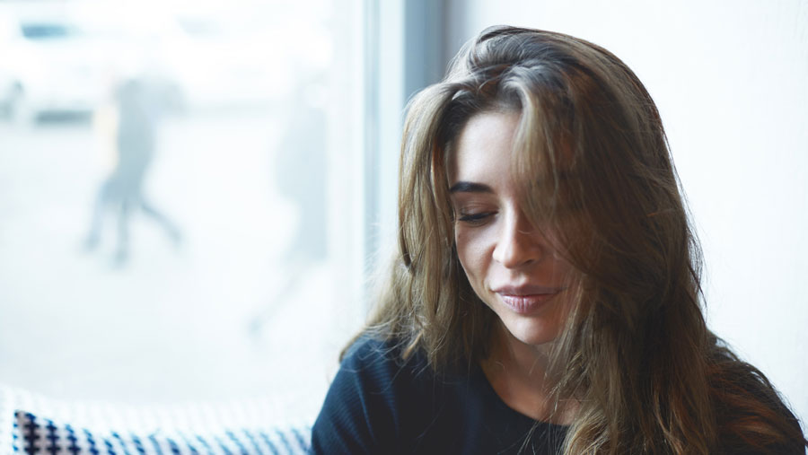 Une femme dépressive participe à une thérapie assistée par psilocybine